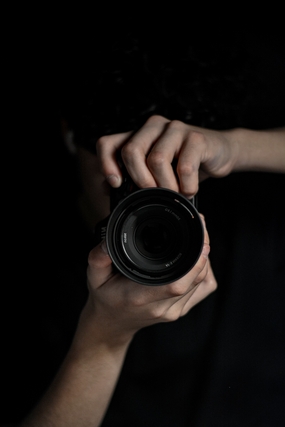 手持相机拍照手势图片